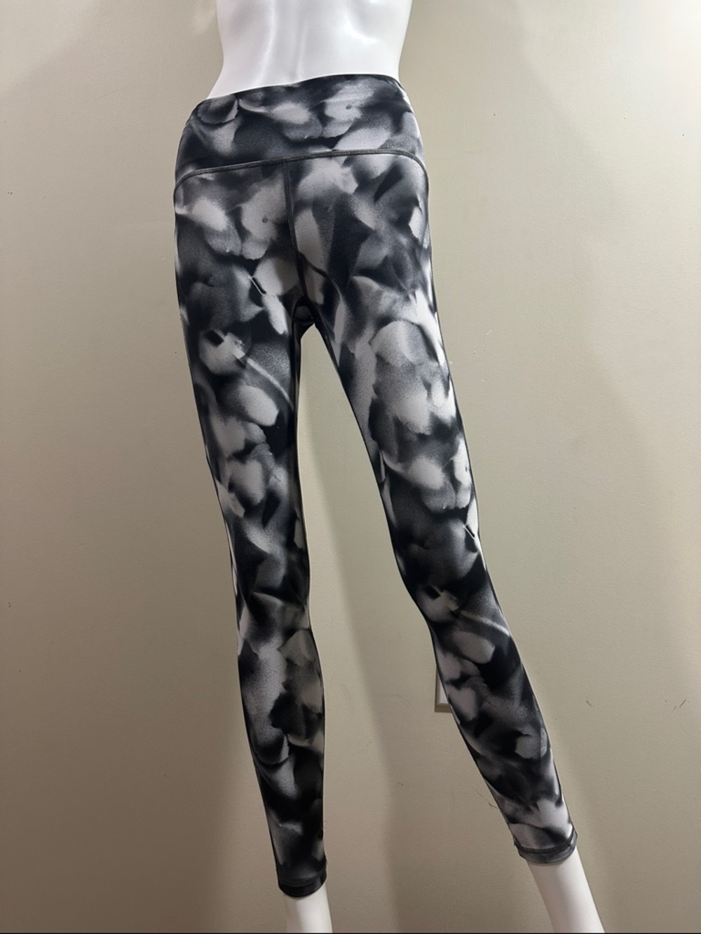 Lululemon Size 4 Woman’s Work Out Abstract Black & Gray High-Waist Leggings